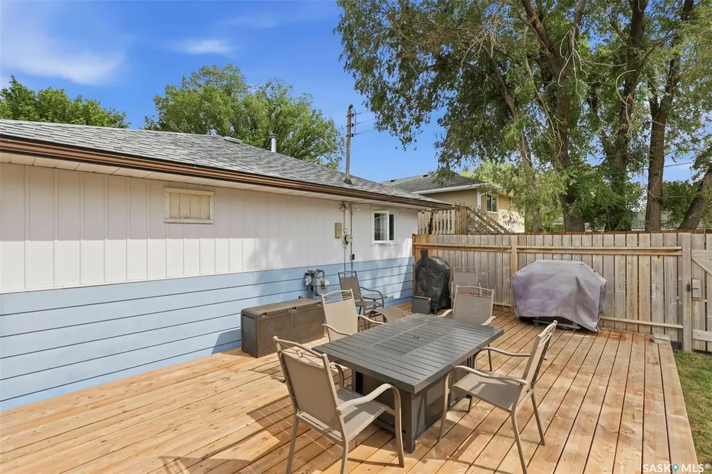 917 S Avenue N Saskatoon SK S7L 3A7