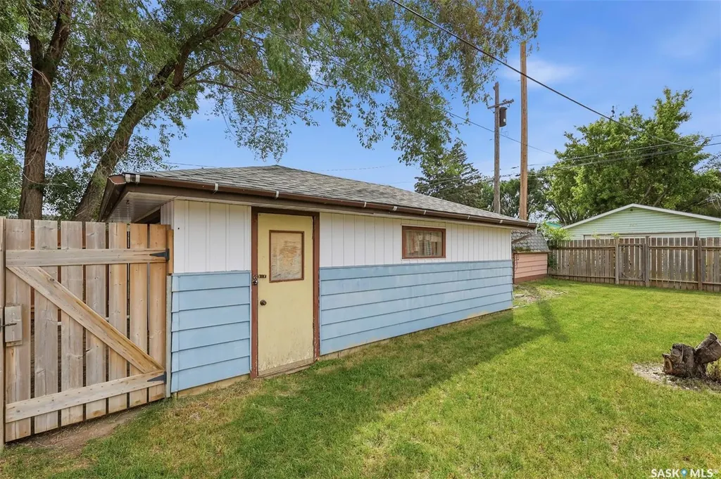 917 S Avenue N Saskatoon SK S7L 3A7
