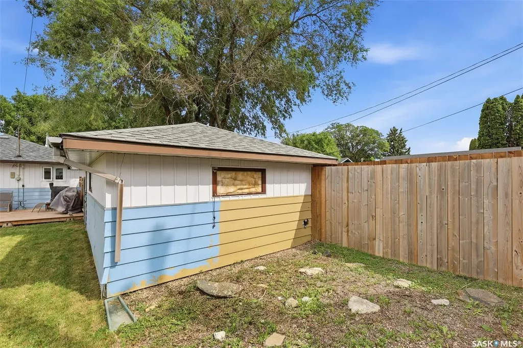 917 S Avenue N Saskatoon SK S7L 3A7
