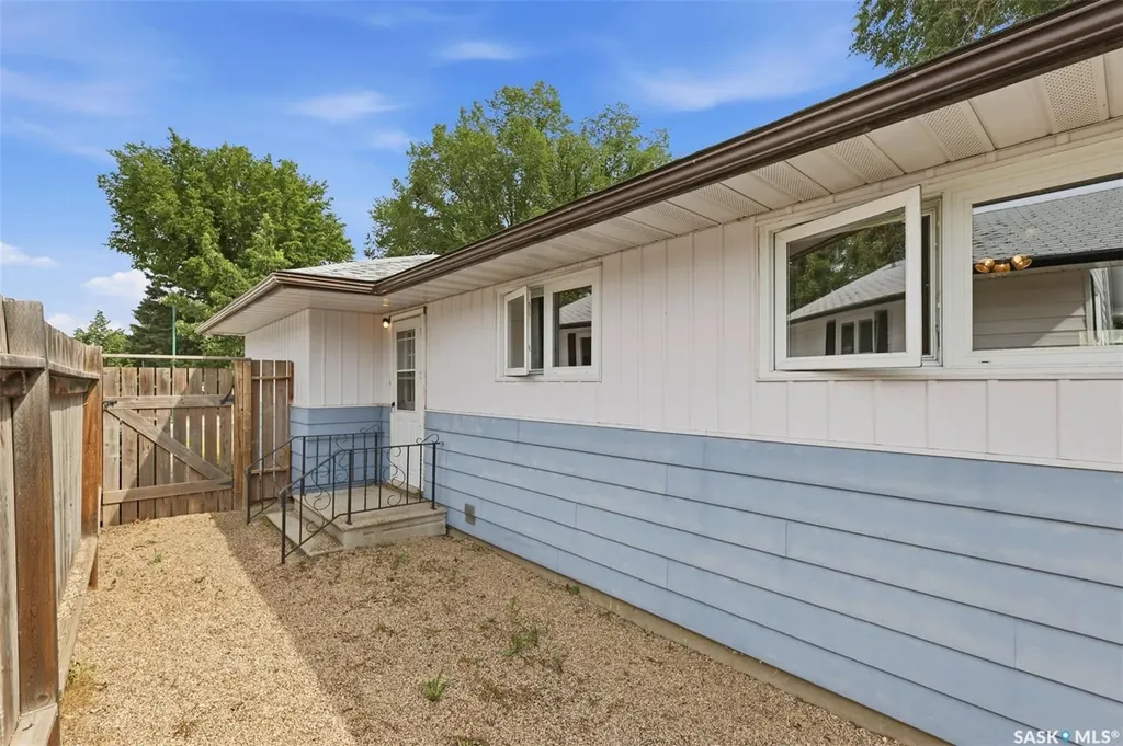 917 S Avenue N Saskatoon SK S7L 3A7