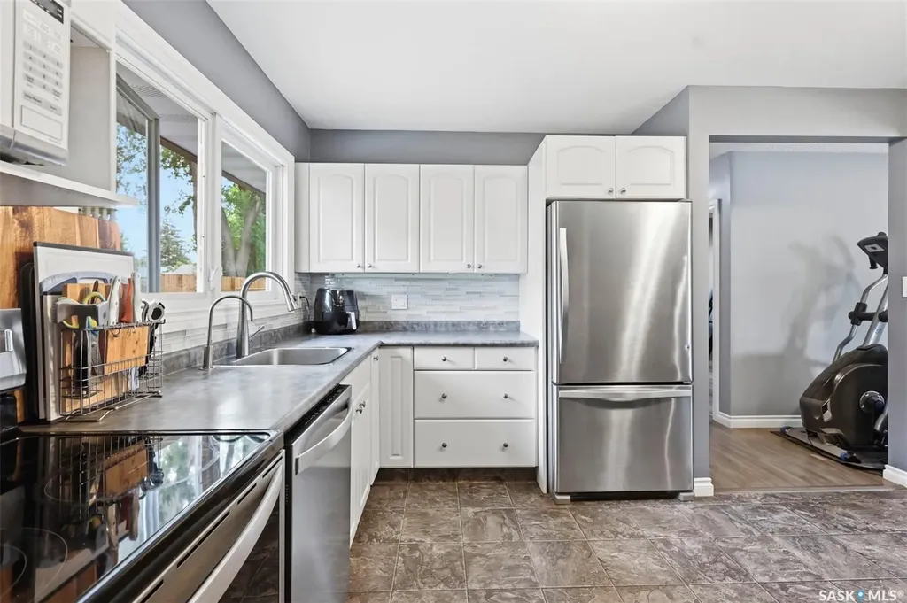 917 S Avenue N Saskatoon SK S7L 3A7