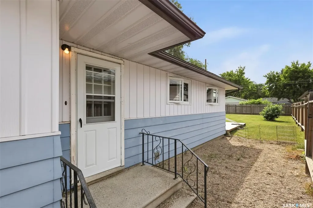 917 S Avenue N Saskatoon SK S7L 3A7
