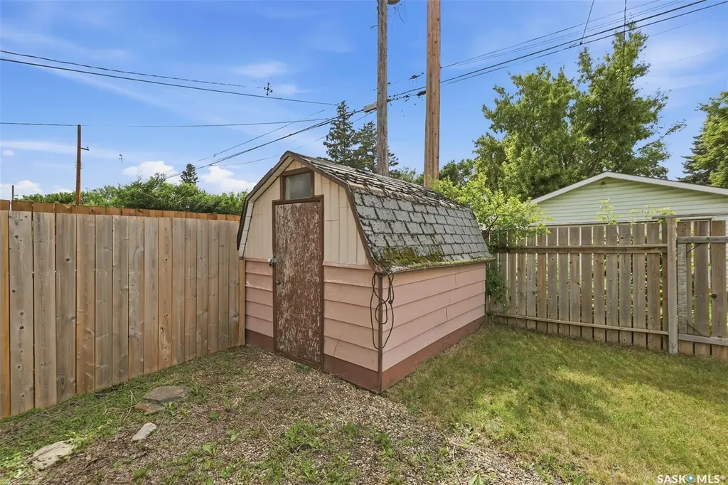 917 S Avenue N Saskatoon SK S7L 3A7