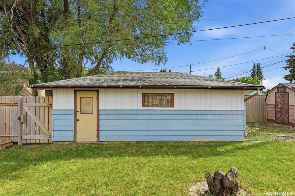 917 S Avenue N Saskatoon SK S7L 3A7