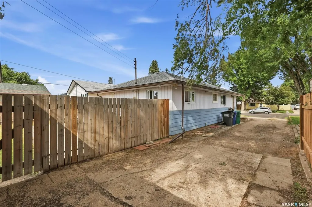 917 S Avenue N Saskatoon SK S7L 3A7