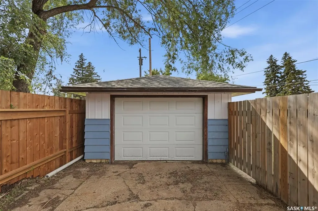 917 S Avenue N Saskatoon SK S7L 3A7