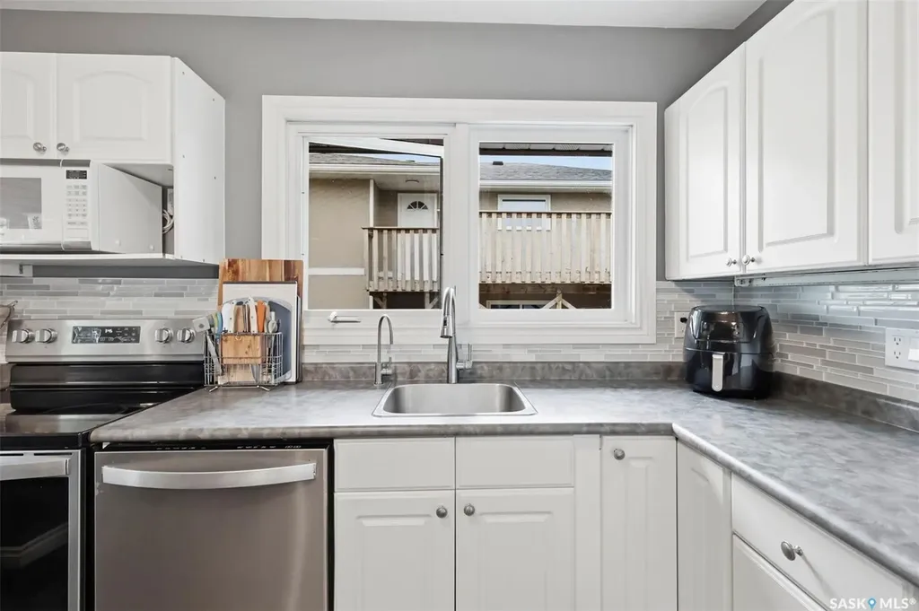 917 S Avenue N Saskatoon SK S7L 3A7