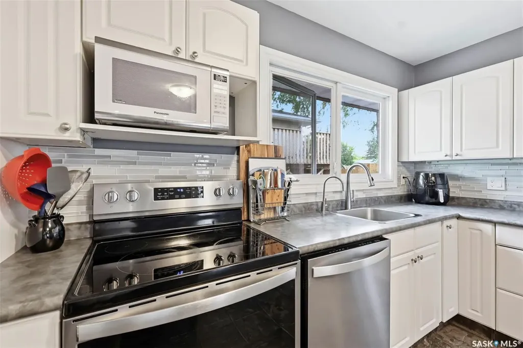 917 S Avenue N Saskatoon SK S7L 3A7
