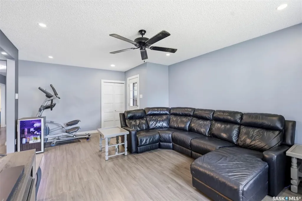 917 S Avenue N Saskatoon SK S7L 3A7