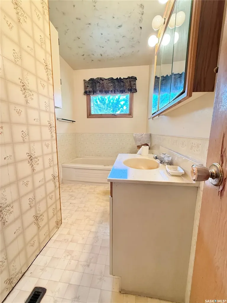 1117 Hartney Avenue Weyburn SK S4H 0L9