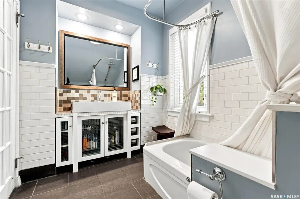 627 12th Street E Saskatoon SK S7N 0H3
