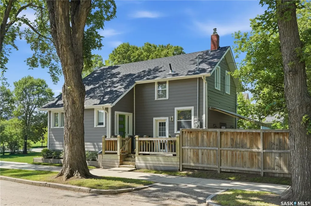 627 12th Street E Saskatoon SK S7N 0H3