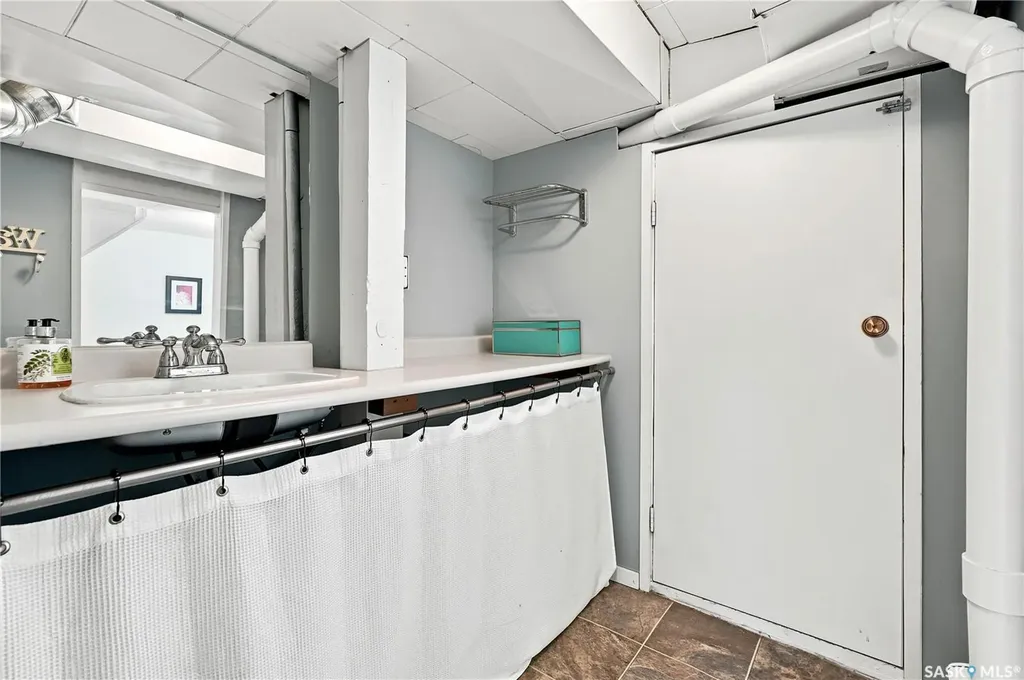627 12th Street E Saskatoon SK S7N 0H3
