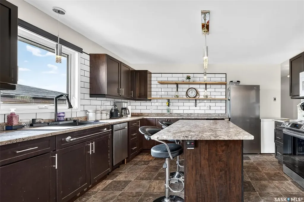 1355 Manitou Crescent Moose Jaw SK S6H 7C4