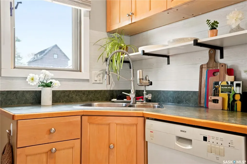2209 Queen Street Regina SK S4T 4C6