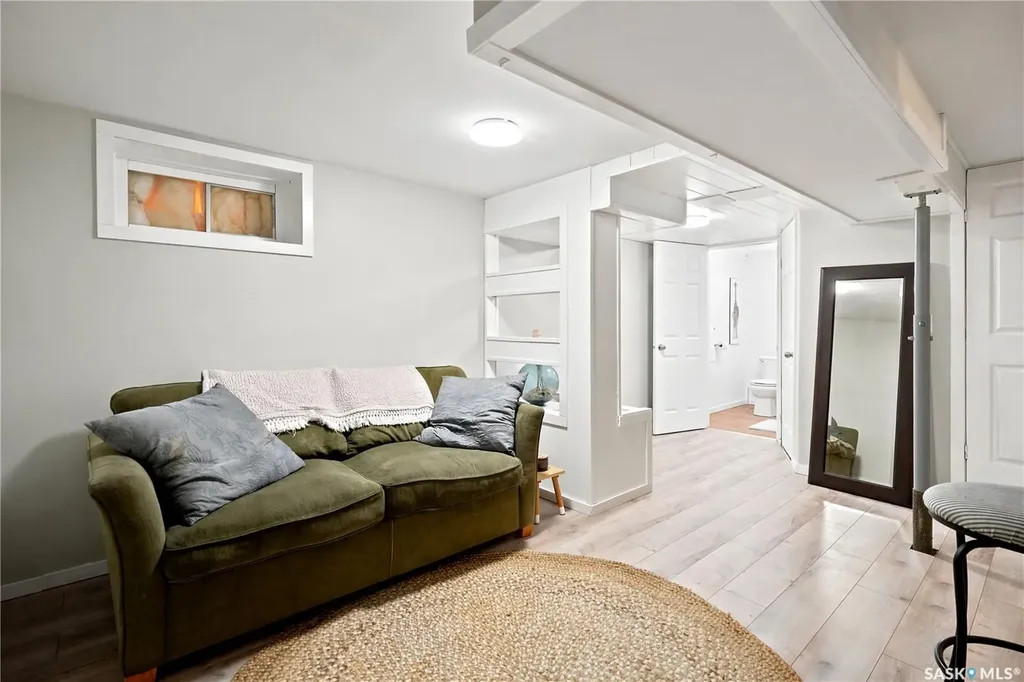 2209 Queen Street Regina SK S4T 4C6
