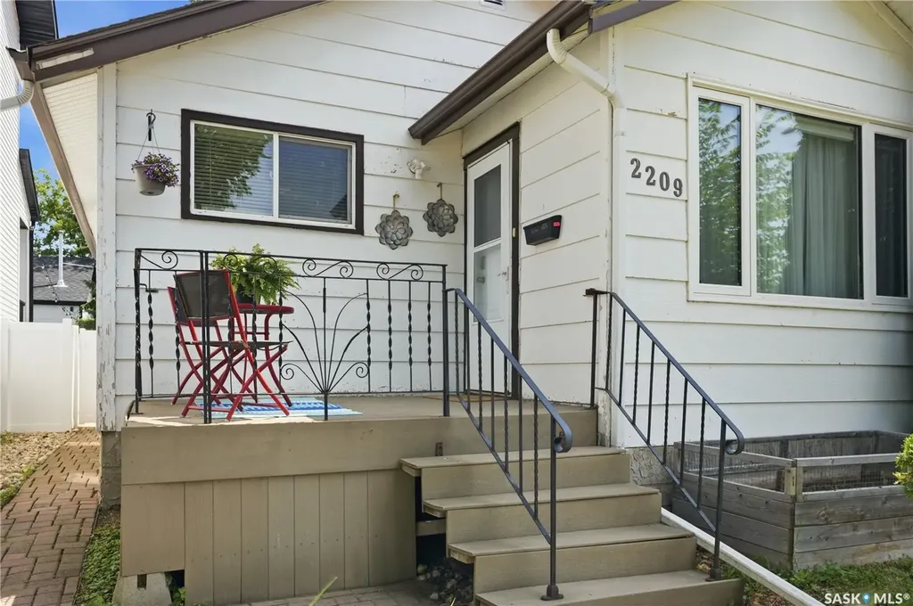 2209 Queen Street Regina SK S4T 4C6