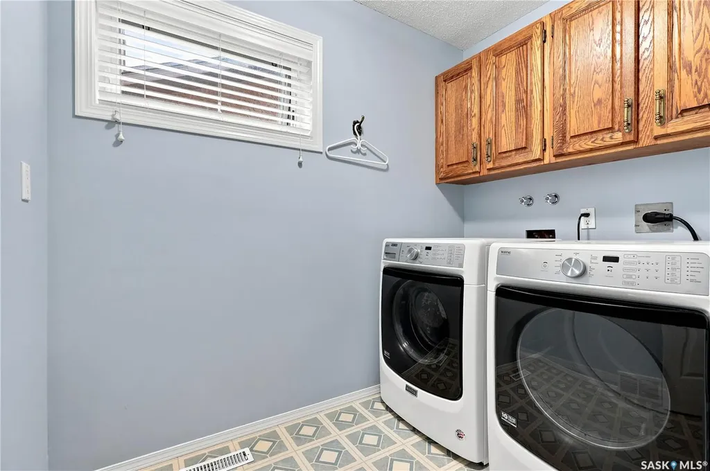 711 Whitewood Court Saskatoon SK S7J 4K5