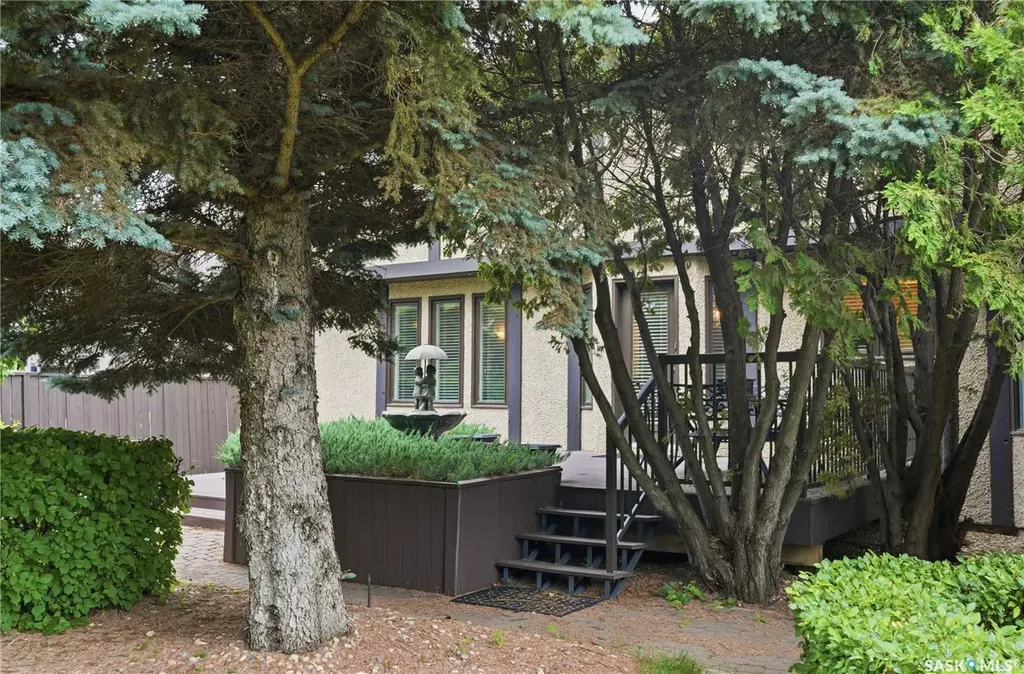711 Whitewood Court Saskatoon SK S7J 4K5