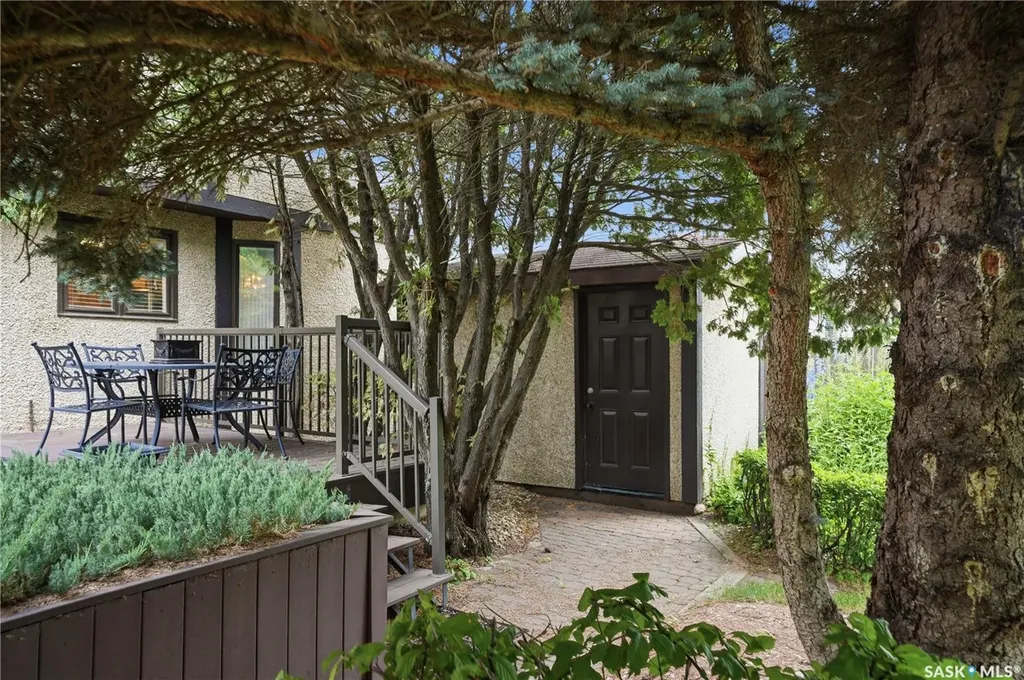 711 Whitewood Court Saskatoon SK S7J 4K5