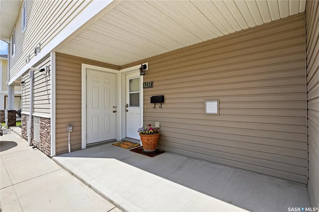 1237 Grey Street Regina SK S4T 1G7