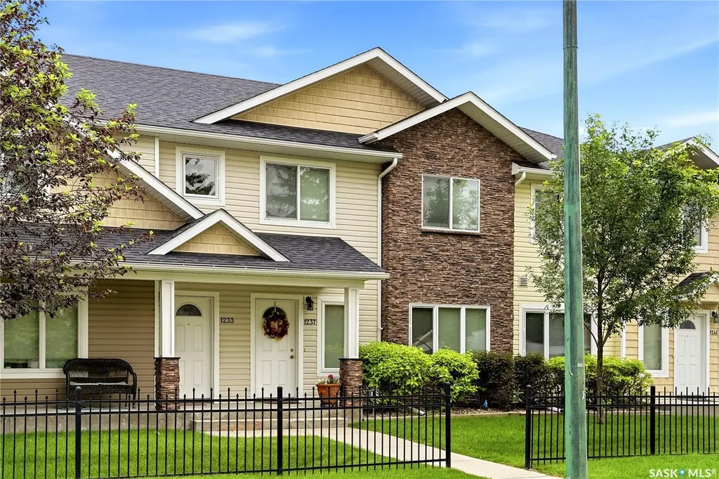 1237 Grey Street Regina SK S4T 1G7