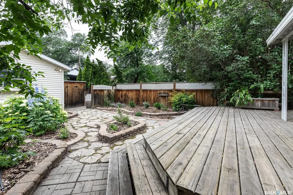 929 9th Avenue N Saskatoon SK S7K 2Z3