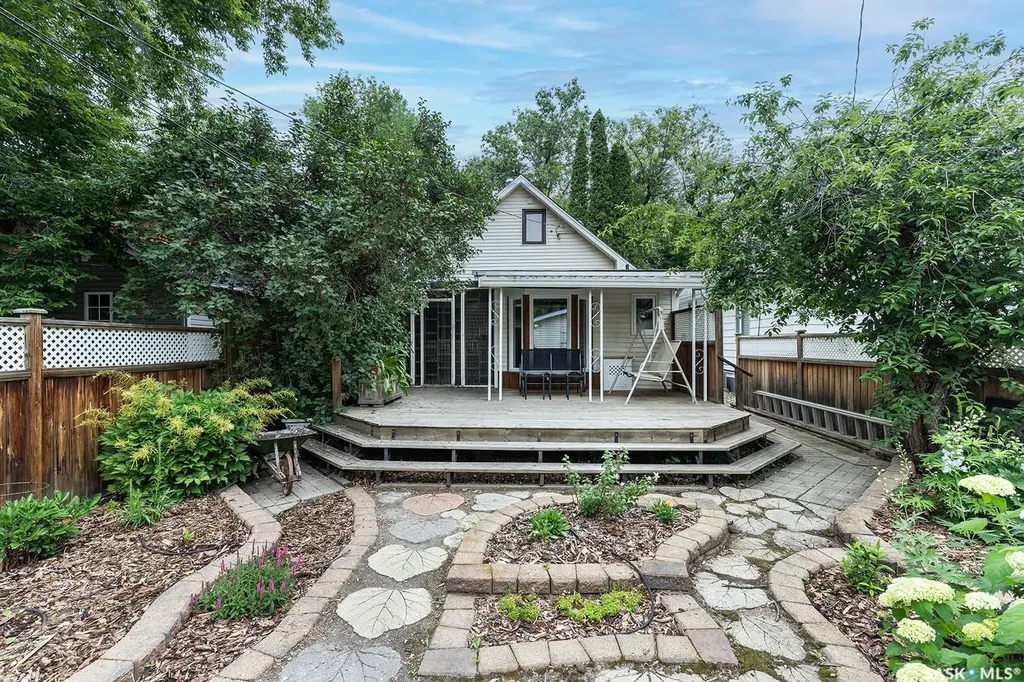 929 9th Avenue N Saskatoon SK S7K 2Z3