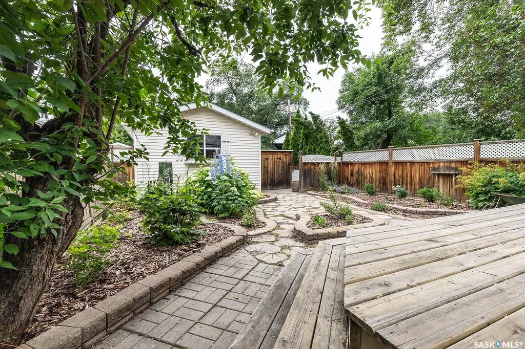 929 9th Avenue N Saskatoon SK S7K 2Z3