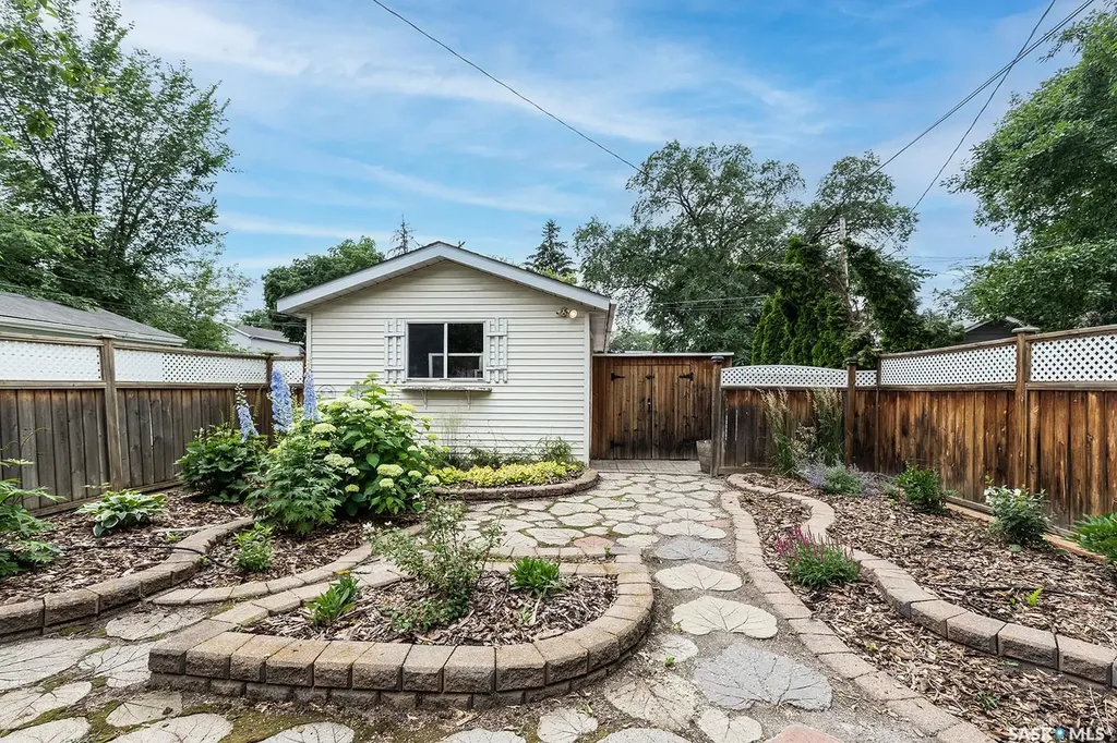 929 9th Avenue N Saskatoon SK S7K 2Z3