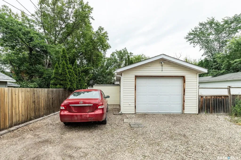 929 9th Avenue N Saskatoon SK S7K 2Z3