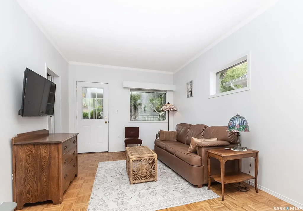 929 9th Avenue N Saskatoon SK S7K 2Z3