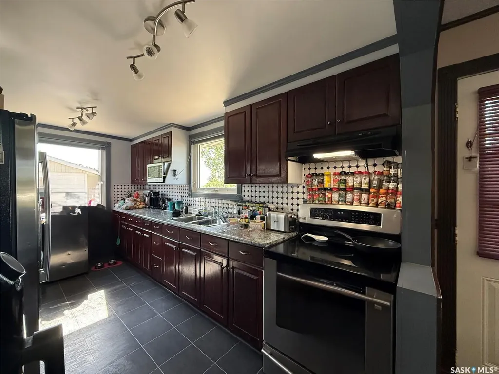 12 6th Street Crescent W Kindersley SK S0L 1S0