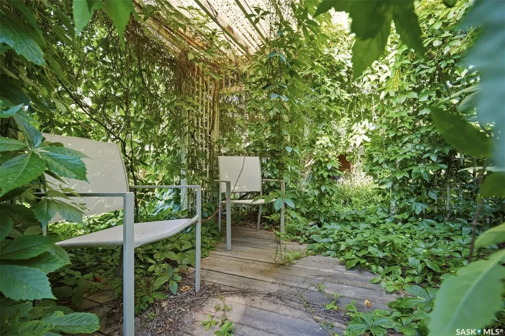1921 Sommerfeld Avenue Saskatoon SK S7J 2E2