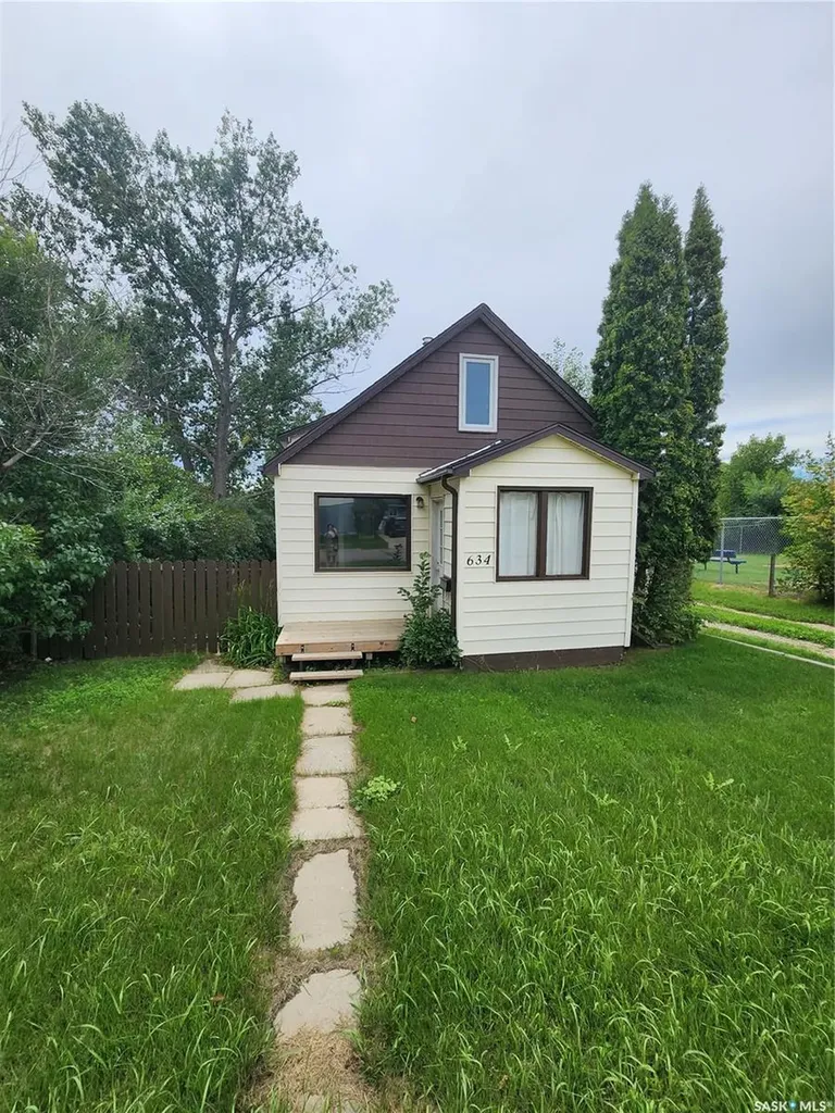 634 2nd Street Estevan SK S4A 0K9