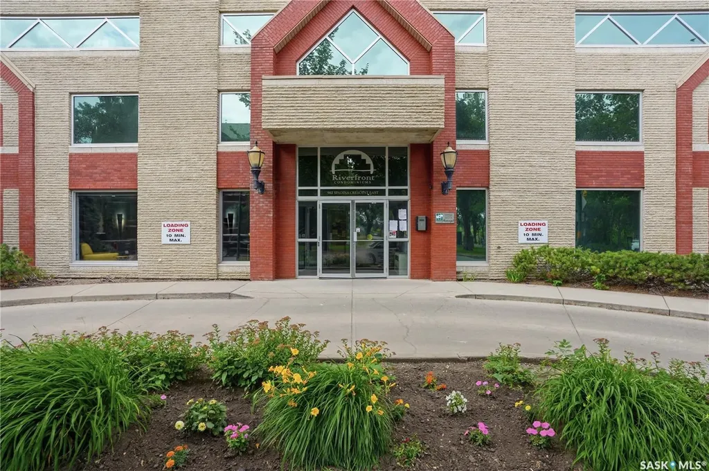 902 Spadina Crescent E Saskatoon SK S7K 0G8