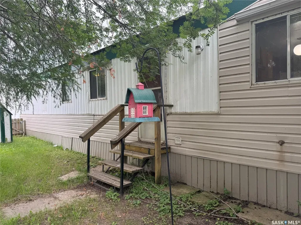 1455 9th Avenue NE Moose Jaw SK S6J 1C6