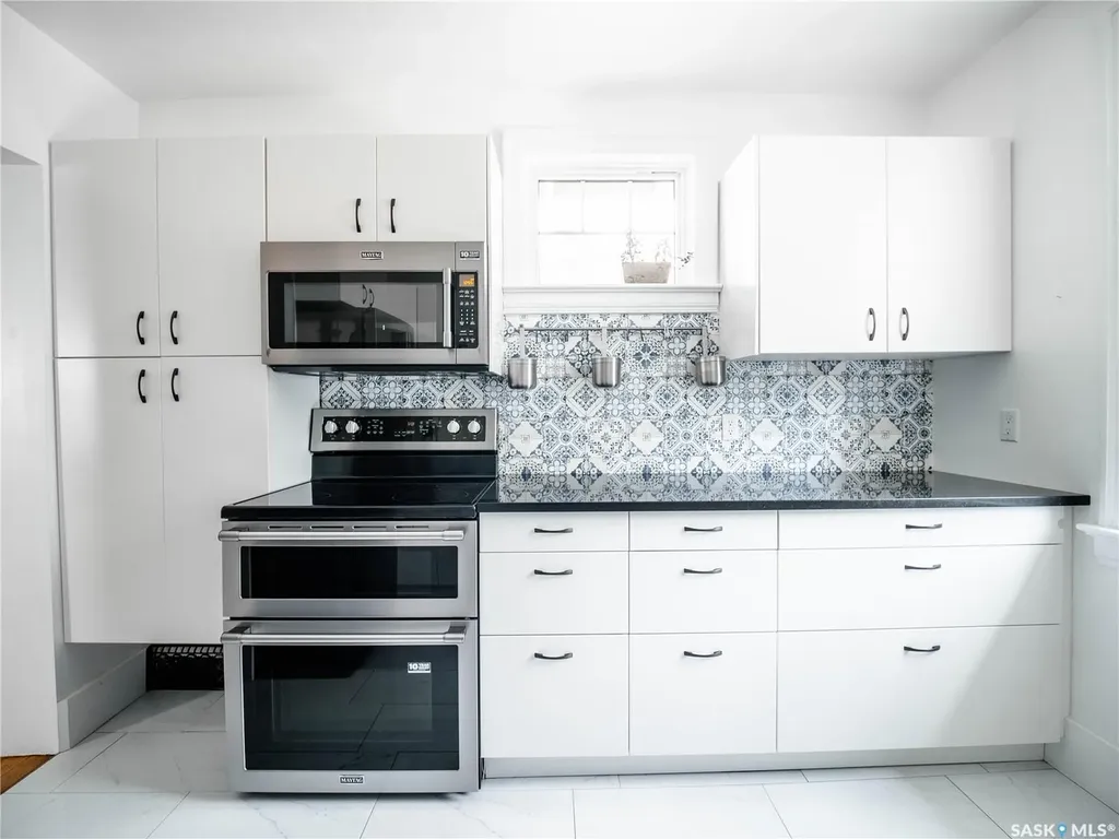 916 6th Avenue N Saskatoon SK S7K 2T4