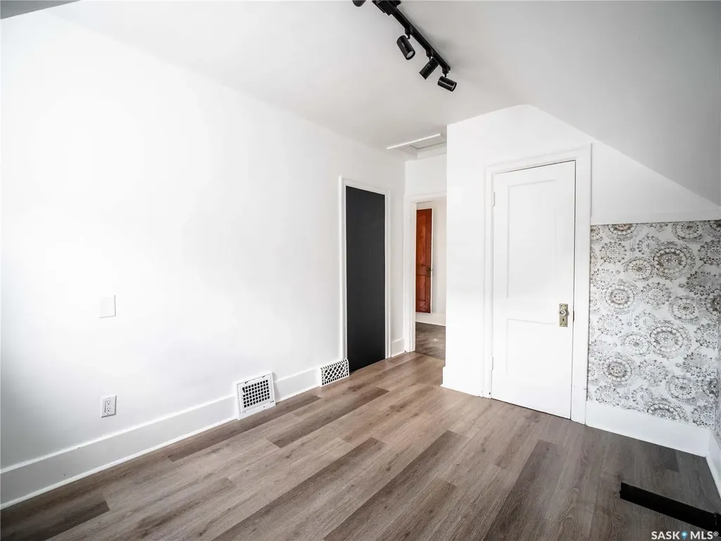 916 6th Avenue N Saskatoon SK S7K 2T4