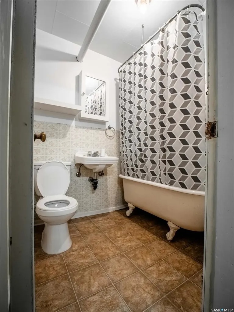 916 6th Avenue N Saskatoon SK S7K 2T4