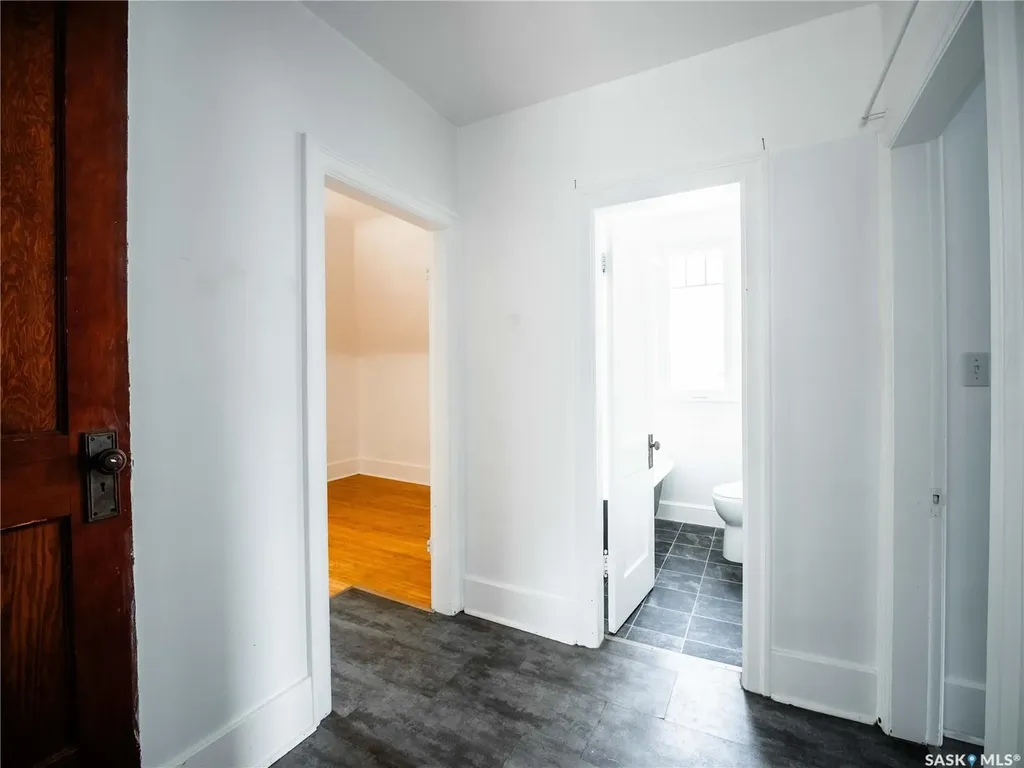 916 6th Avenue N Saskatoon SK S7K 2T4