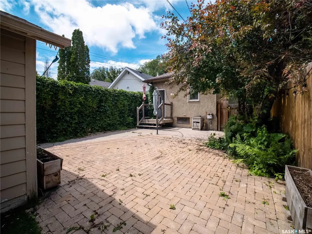 916 6th Avenue N Saskatoon SK S7K 2T4