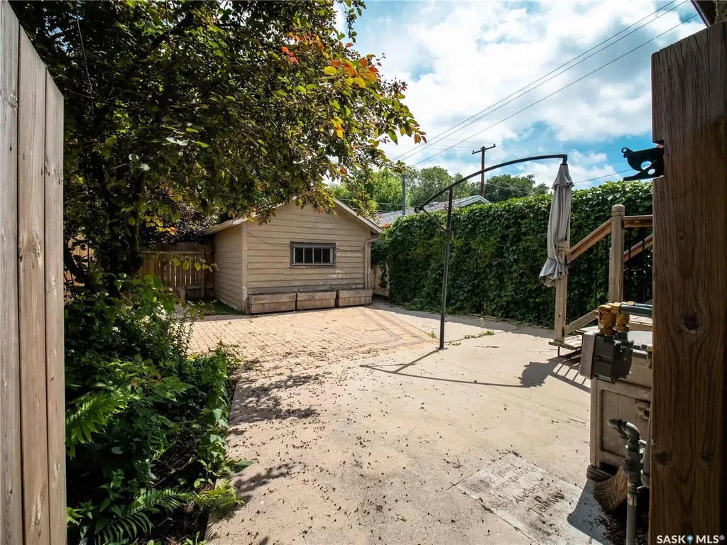 916 6th Avenue N Saskatoon SK S7K 2T4