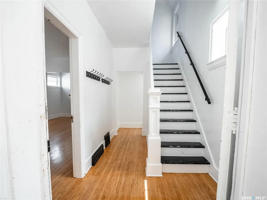916 6th Avenue N Saskatoon SK S7K 2T4