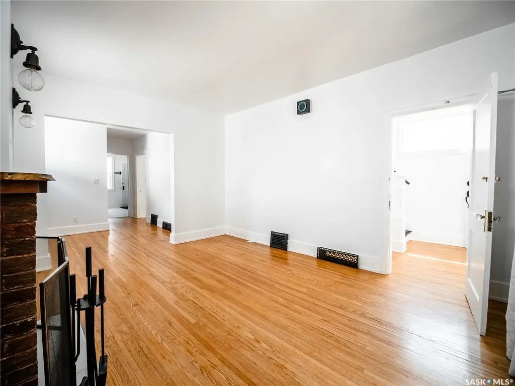 916 6th Avenue N Saskatoon SK S7K 2T4