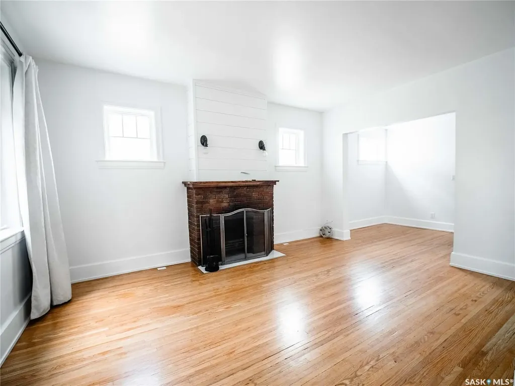 916 6th Avenue N Saskatoon SK S7K 2T4