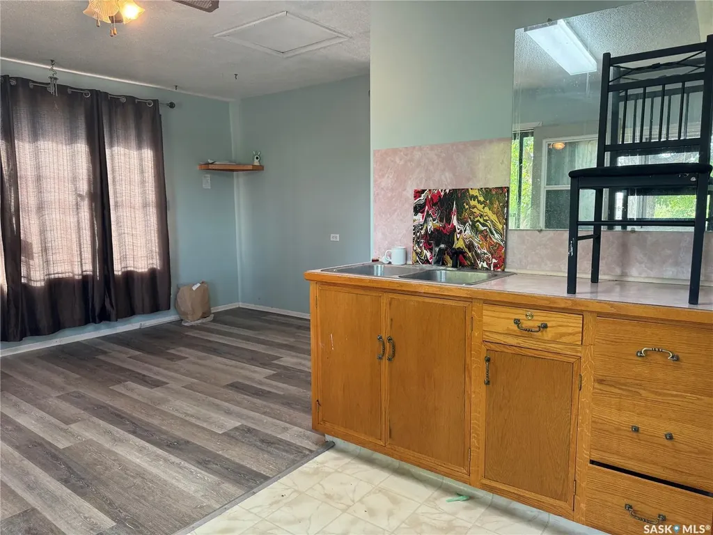 25 Home Street W Moose Jaw SK S6H 4X2