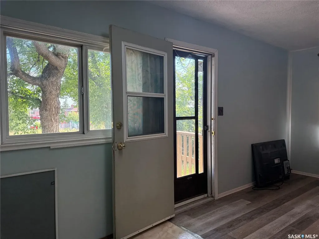 25 Home Street W Moose Jaw SK S6H 4X2
