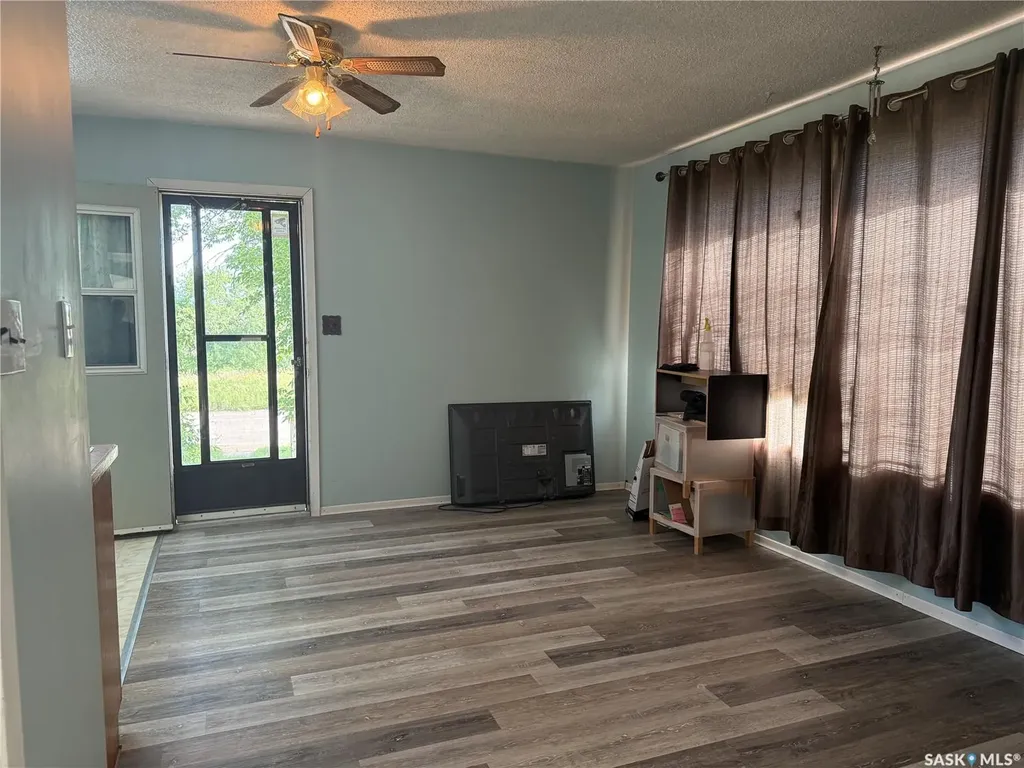 25 Home Street W Moose Jaw SK S6H 4X2