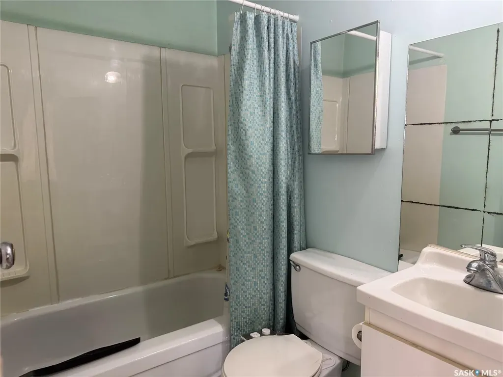 25 Home Street W Moose Jaw SK S6H 4X2